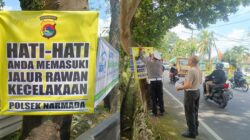 Polsek Narmada Pasang Banner Jalur Rawan Laka
