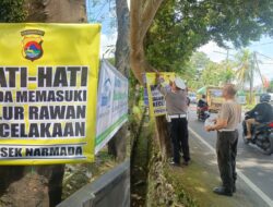 Polsek Narmada Pasang Banner Jalur Rawan Laka