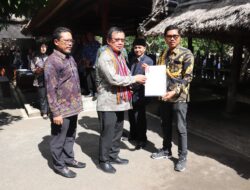 Penyerahan Sertipikat di Desa Adat Sade, Staf Khusus Menteri ATR/BPN Hadirkan Kepastian Hukum Atas Tanah Masyarakat