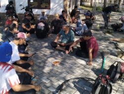 Warga Griya Menang Asri Kompak Bersih Masjid Sambut Hari Raya Qurban