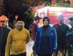 Polsek Lingsar dan Damkar Berjibaku Jinakkan Amukan “si-Jago Merah” di Lingsar Jati