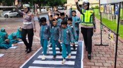 Dit Lantas Polda NTB Bekali Siswa SD IT Yarla Batujai tentang Lalu Lintas dan Perlindungan Anak