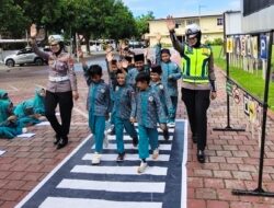 Dit Lantas Polda NTB Bekali Siswa SD IT Yarla Batujai tentang Lalu Lintas dan Perlindungan Anak