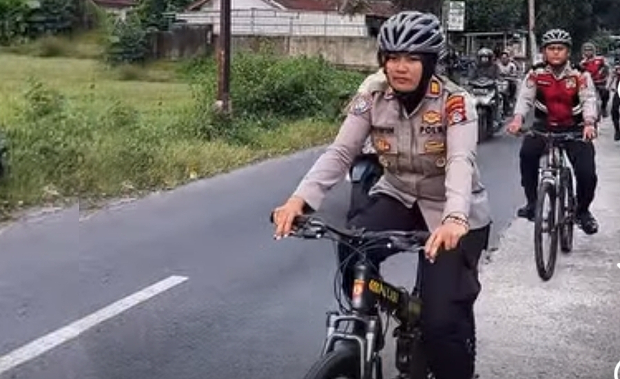 AKP Wiwin Goes Patrol