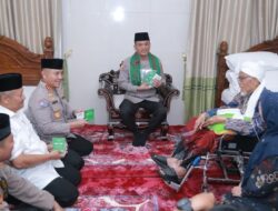 Datuk Bagu Kalungkan Surban Untuk Kapolda NTB