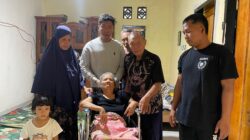 Baznas Lombok Timur Salurkan Amanah Muzakki, Baiq Damatun Terima Bantuan Kursi Roda