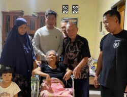 Baznas Lombok Timur Salurkan Amanah Muzakki, Baiq Damatun Terima Bantuan Kursi Roda
