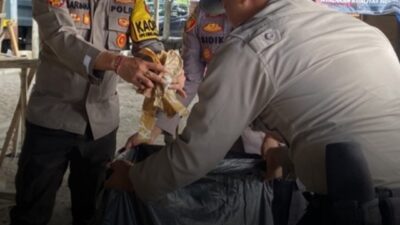 Saat Bhayangkara Menyapa Alam, Kapolres Lombok Timur Pimpin Gotong Royong Bersih Pantai