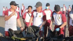 Sambut Hari Bhayangkara ke-80, Kapolda NTB Pimpin Aksi Bersih Pantai di Ampenan