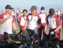 Sambut Hari Bhayangkara ke-80, Kapolda NTB Pimpin Aksi Bersih Pantai di Ampenan