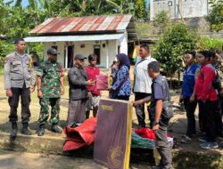 Bhabinkamtibmas Polsek Lingsar Dampingi Penyaluran Bantuan Korban Kebakaran dari Kemensos