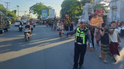 Polsek Narmada Amankan Tradisi Praje di Lembuak, Pengguna Jalan Tetap Nyaman