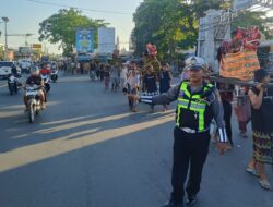 Polsek Narmada Amankan Tradisi Praje di Lembuak, Pengguna Jalan Tetap Nyaman