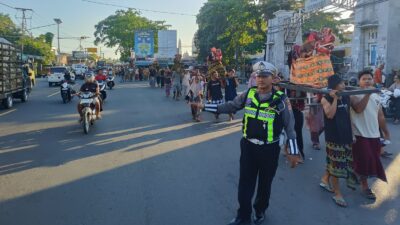 Polsek Narmada Amankan Tradisi Praje di Lembuak, Pengguna Jalan Tetap Nyaman