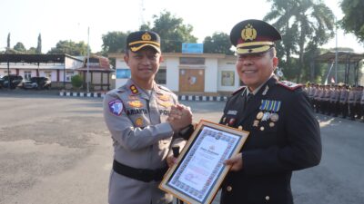 Momen Haru di Mapolres Lombok Timur, Perwira Senior Dilepas dengan Tradisi Wisuda Purna Bakti