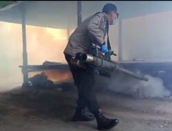 Sambang Desa Sambil Dampingi Fogging, Bhabinkamtibmas Polsek Narmada Ajak Warga Cegah DBD