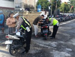 Polsek Narmada Kawal Aktivitas Pasar, Juru Parkir Diimbau Tak Gunakan Badan Jalan