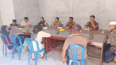 Bhabinkamtibmas Polsek Lingsar Kawal Perdamaian Warga dan Pantau Proyek Irigasi