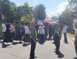 Polsek Narmada Beri Penghormatan Terakhir untuk Istri TGH Faizin Ya’qub