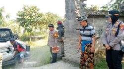 Kapolsek Lingsar Dampingi Bhabinkamtibmas Serahkan Bantuan ke Pura Dalem Ciwa Ganda Pranawa