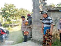 Kapolsek Lingsar Dampingi Bhabinkamtibmas Serahkan Bantuan ke Pura Dalem Ciwa Ganda Pranawa