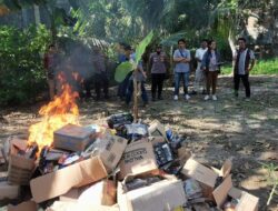 Polsek Lingsar Kawal Proses Pemusnahan 4.148 Produk Rusak dan Kedaluwarsa Milik PT Dineta Jaya