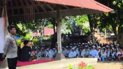 Bhabinkamtibmas Polsek Lingsar Kawal Simakrama KMHD Unram di Pura Lingsar