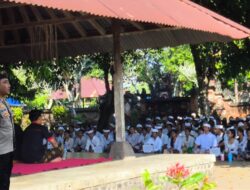 Bhabinkamtibmas Polsek Lingsar Kawal Simakrama KMHD Unram di Pura Lingsar