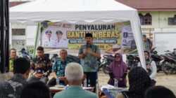 PASTIKAN TEPAT SASARAN, WALI KOTA TEBING TINGGI TINJAU PENYALURAN BANTUAN BERAS TAHAP PERTAMA