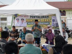 PASTIKAN TEPAT SASARAN, WALI KOTA TEBING TINGGI TINJAU PENYALURAN BANTUAN BERAS TAHAP PERTAMA