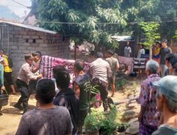 Respon Cepat Polsek Narmada dan Warga Padamkan Kebakaran Rumah di Peresak