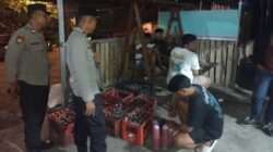 Razia Jelang HUT RI ke-81, Polsek Gunungsari Sita 22 Botol Tuak di Lilir