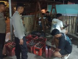 Razia Jelang HUT RI ke-81, Polsek Gunungsari Sita 22 Botol Tuak di Lilir