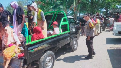 Polsek Lingsar Kawal Prosesi Larung Abu Umat Hindu ke Pantai Melase