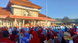 Polisi Kawal Jalan Sehat HUT RI di Gunungsari hingga Finish