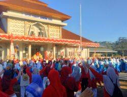 Polisi Kawal Jalan Sehat HUT RI di Gunungsari hingga Finish