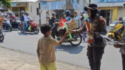 Jelang 17 Agustus, Polsek Lingsar Tebar Semangat Merah Putih di Jalan Gora II