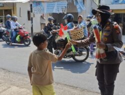 Jelang 17 Agustus, Polsek Lingsar Tebar Semangat Merah Putih di Jalan Gora II