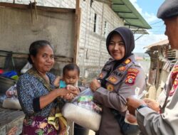 Kapolsek Lingsar dan Bhabinkamtibmas Bakti Sosial, Lansia Kurang Mampu Dapat Sembako