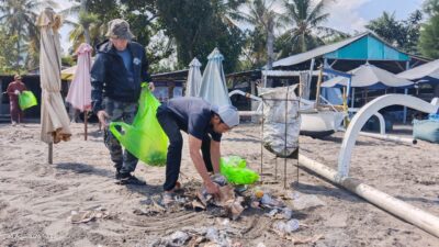 Ajak Warga Jaga Pesisir, SIMBAR Bersih-bersih Pantai Cemare