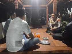 Kapolsek Gunungsari Blusukan Malam Perkuat Sinergi Jaga Kamtibmas