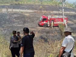 Lahan 1 Hektare Bukit Korea Dilalap Jago Merah, Polsek Gunungsari dan Damkar Gerak Cepat Padamkan Api