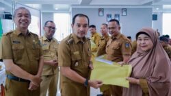 SERAHKAN SK PROGRAM INDONESIA PINTAR, WALI KOTA TEBING TINGGI MINTA KEPALA SEKOLAH BEKERJA ADAPTIF DAN BERINTEGRITAS
