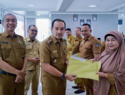 SERAHKAN SK PROGRAM INDONESIA PINTAR, WALI KOTA TEBING TINGGI MINTA KEPALA SEKOLAH BEKERJA ADAPTIF DAN BERINTEGRITAS
