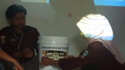 Mahasiswa KKN Unram Gelar Sosialisasi dan Praktik Pembuatan Komposter Mini di Dusun Embuk
