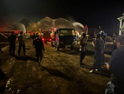 Kapal Tongkang Karya Star 95 Bersandar di Sambelia, Muatan Batu Bara Terbakar
