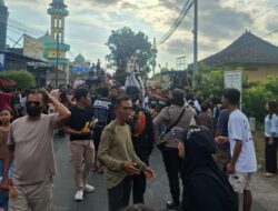 Meriah Dikawal Polisi! Seribuan Warga Ramaikan Perajean Maulid Nabi di Lingsar