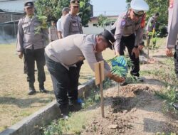 Bakti Persada 34 Tahun Pengabdian, Polsek Narmada Tanam 50 Bibit Pohon