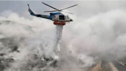 Helikopter Baharkam Polri Water Bombing 15 Kali Padamkan Kebakaran TPA Putri Cempo