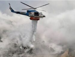 Helikopter Baharkam Polri Water Bombing 15 Kali Padamkan Kebakaran TPA Putri Cempo